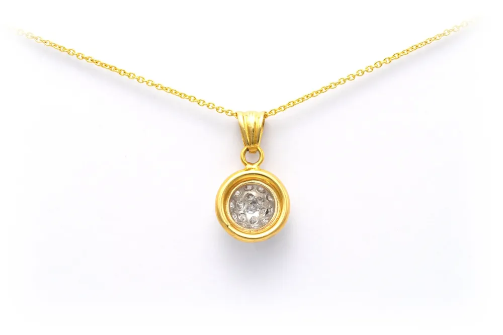 Съвременен медальон от жълто злато, инкрустиран с диаманти (+-0.425ct)