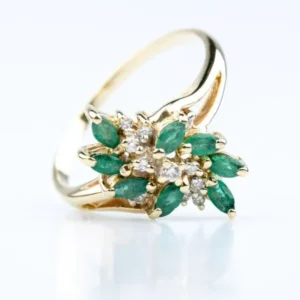Пръстен с изумруд 1,00 ct и диаманти 0,11 ct от жълто злато 18K (750)