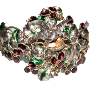 Гривна в Сребро и Вермеил "Птица защитава гнездото си"