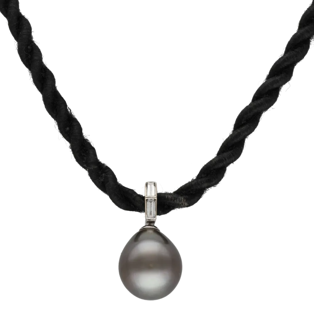 Колие с висулка таитянска перла 13,6 мм и диаманти 0,20 ct G-VS – бяло злато 18k – връв