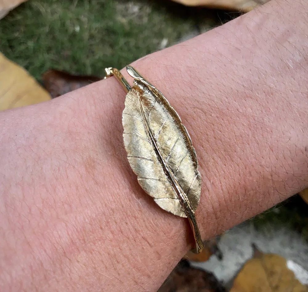 Ретро гривна тип халка с листо от жълто злато 14K