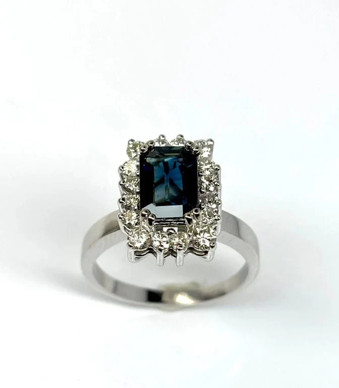 Съвременен пръстен от жълто злато, инкрустиран със сапфир (1,54 ct) и диаманти (0,36 ct).