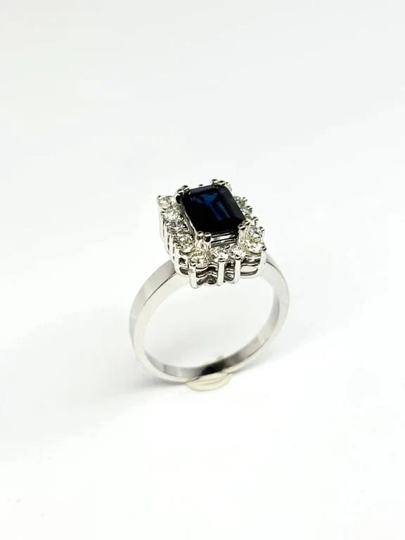 Съвременен пръстен от жълто злато, инкрустиран със сапфир (1,54 ct) и диаманти (0,36 ct).