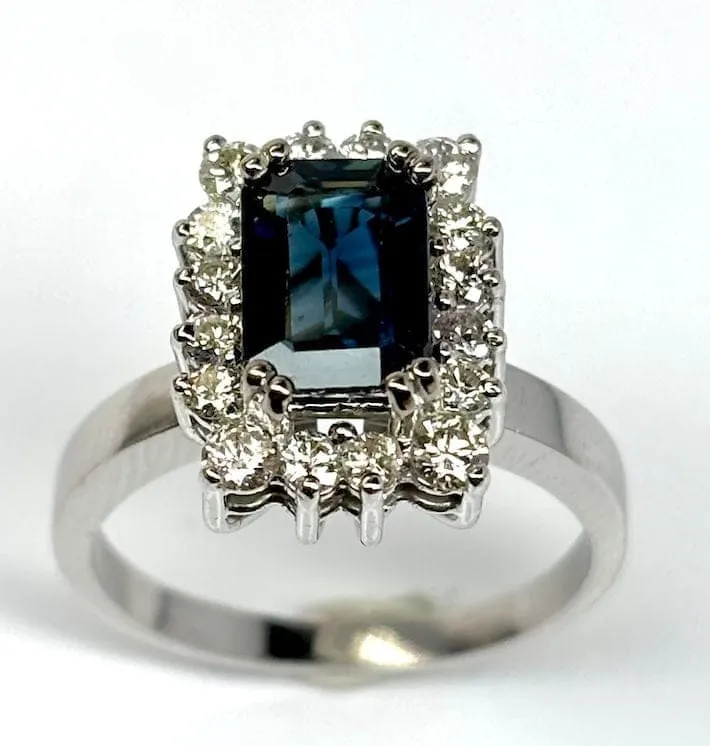 Съвременен пръстен от жълто злато, инкрустиран със сапфир (1,54 ct) и диаманти (0,36 ct).