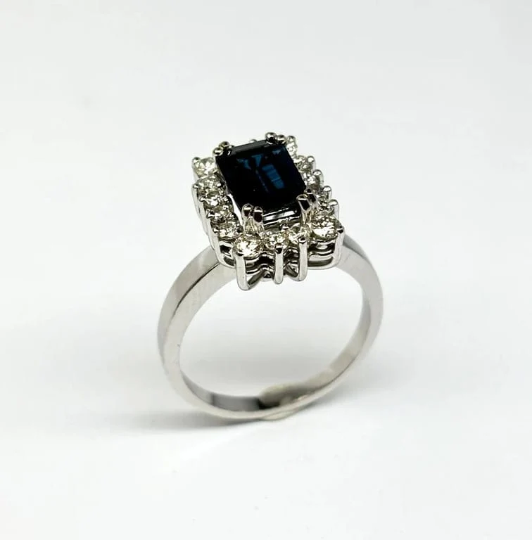 Съвременен пръстен от жълто злато, инкрустиран със сапфир (1,54 ct) и диаманти (0,36 ct).