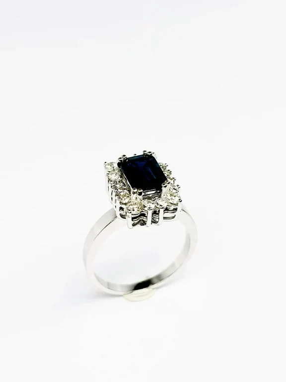 Съвременен пръстен от жълто злато, инкрустиран със сапфир (1,54 ct) и диаманти (0,36 ct).