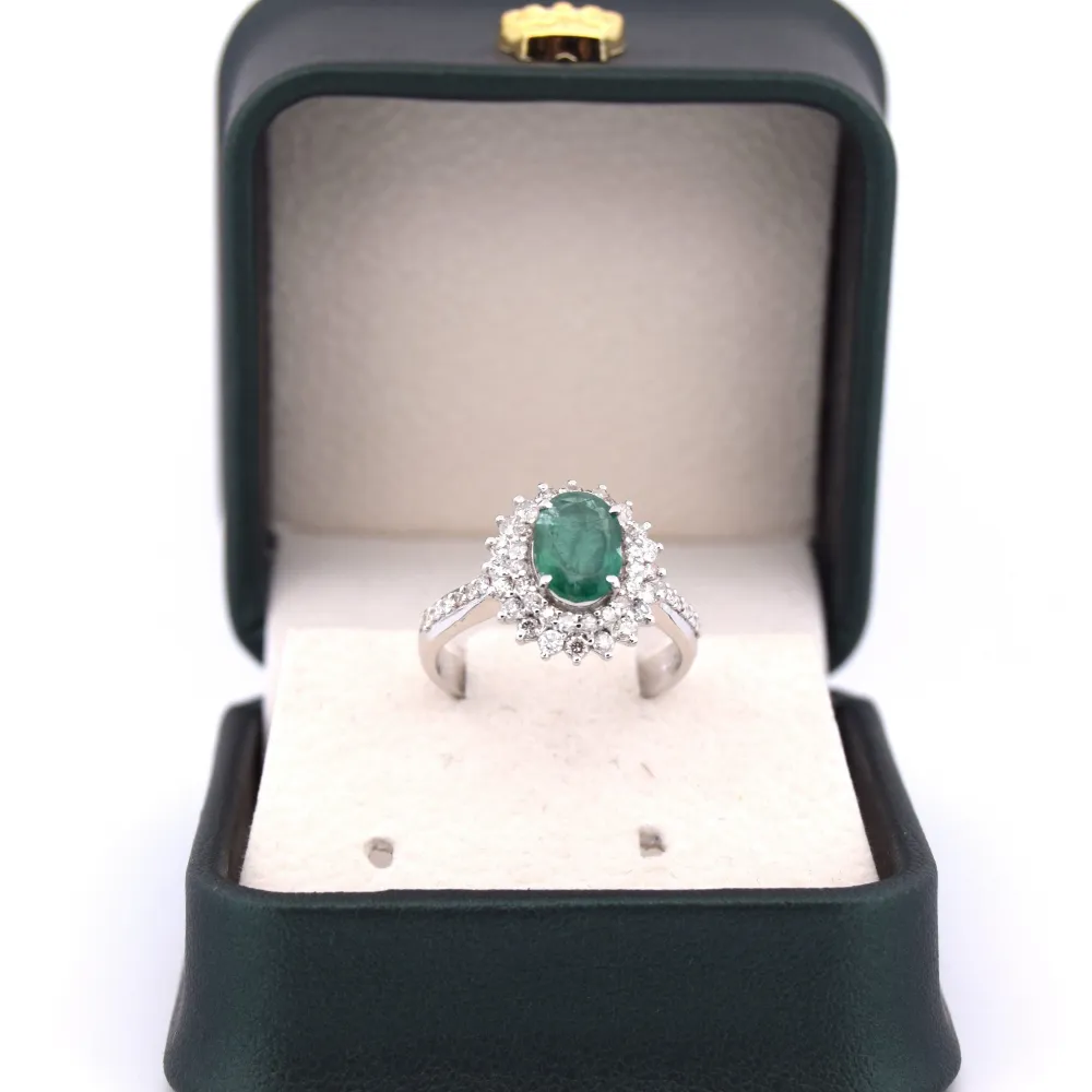 ПРЪСТЕН ОТ БЯЛО ЗЛАТО 18 KT с изумруд 1.80 ct и диаманти