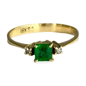 Пръстен от жълто злато 18K с изумруд 0,40 ct и диаманти