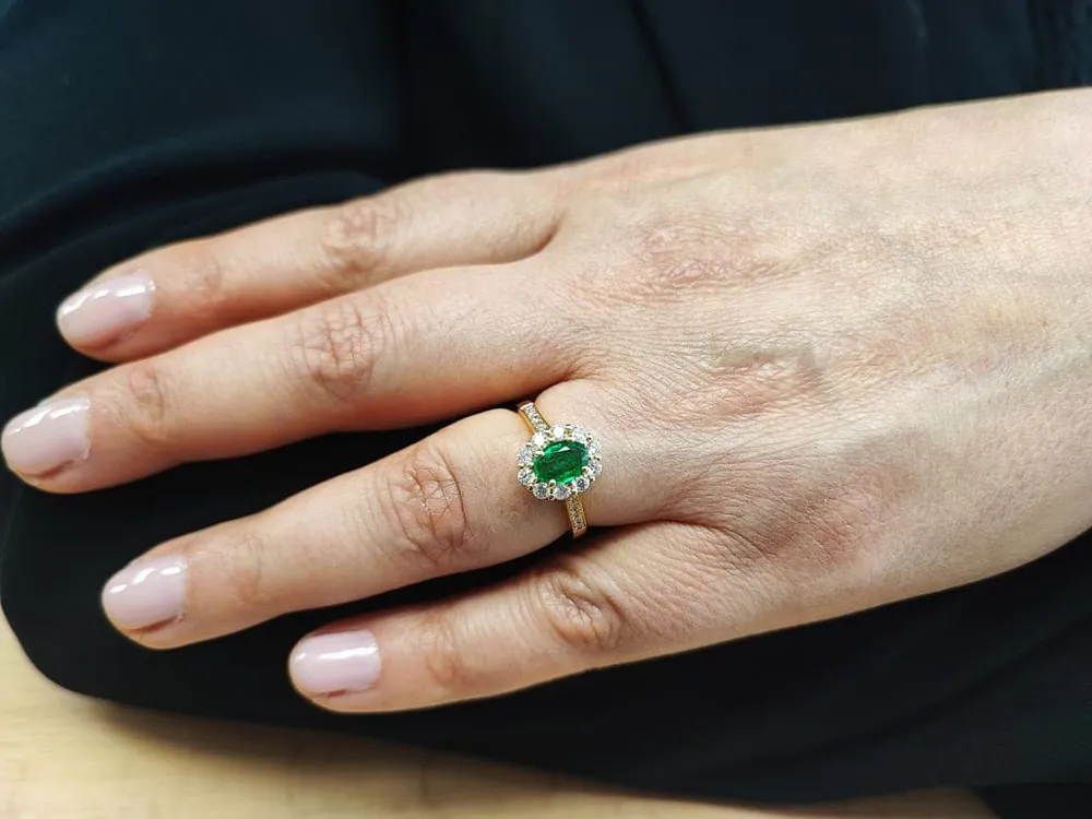 Пръстен Маргаритка с изумруд и диаманти от жълто злато 18K