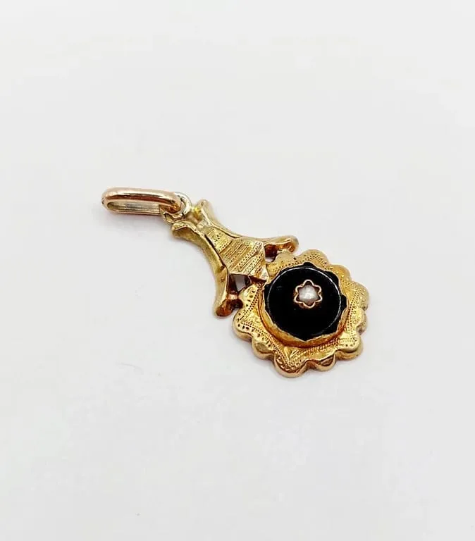 Викториански медальон цвете от жълто злато 18k, оникс и перла (около 1900 г.)
