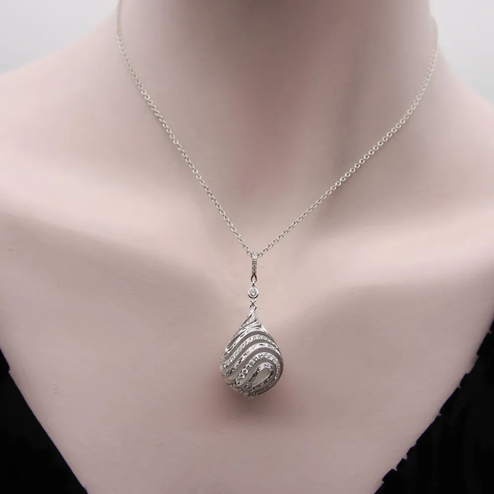 Колие с висящ медальон във форма на капка от бяло злато 18K, диаманти и планински кристал