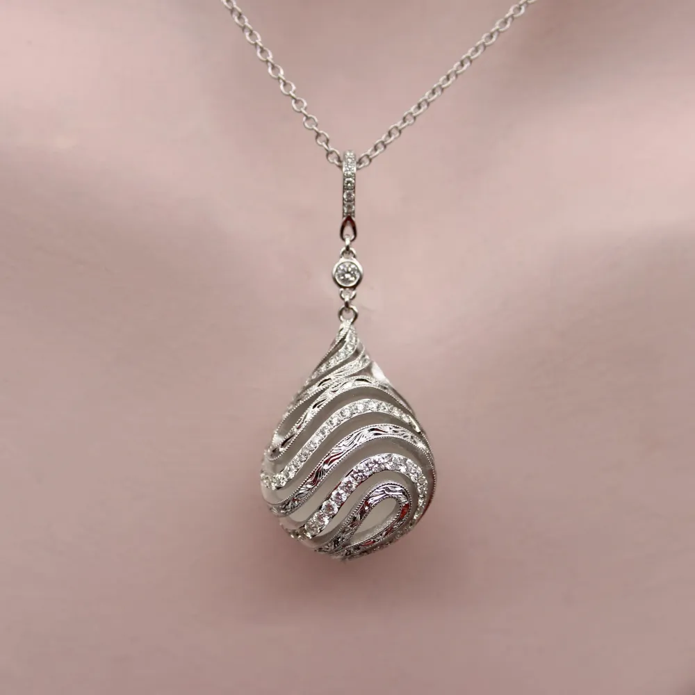 Колие с висящ медальон във форма на капка от бяло злато 18K, диаманти и планински кристал