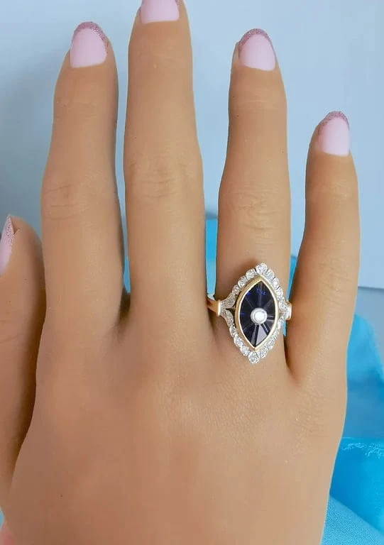 Маркез пръстен със сапфири и диаманти от двуцветно злато 18K