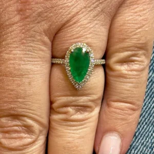 Пръстен с изумруд и диамант от 18k бяло злато