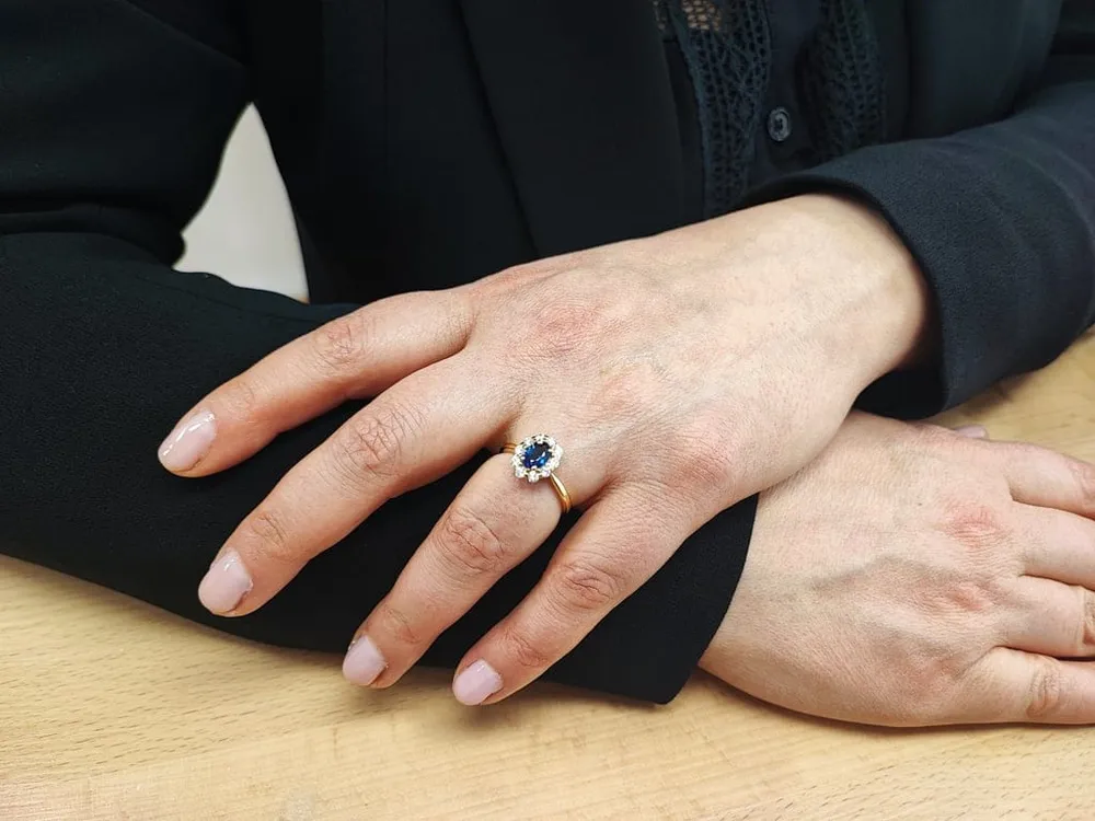 Пръстен Маргаритка с обков от 18K жълто злато, сапфир и диаманти