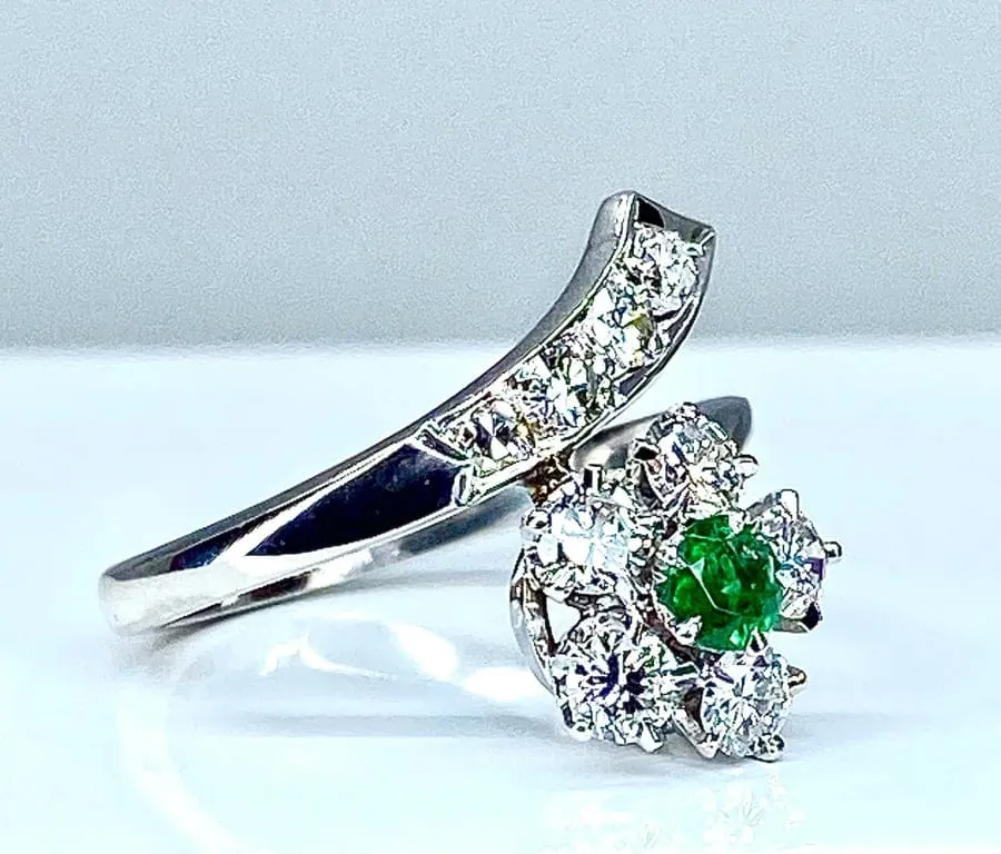 Пръстен с изумруд и диамант от 18k бяло злато