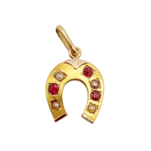 Висулка подкова от жълто злато, перли и червени камъни (около 1900 г.)