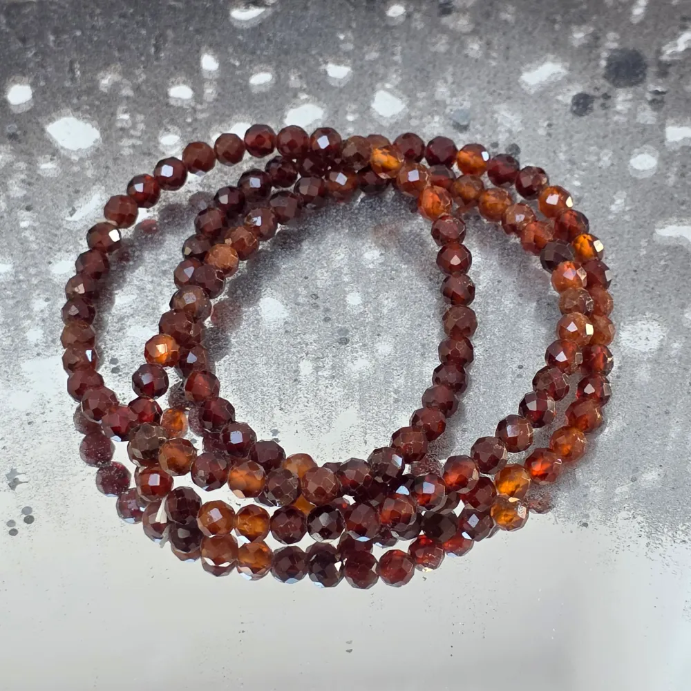 Гривна с фасетиран оранжев гранат 5 mm
