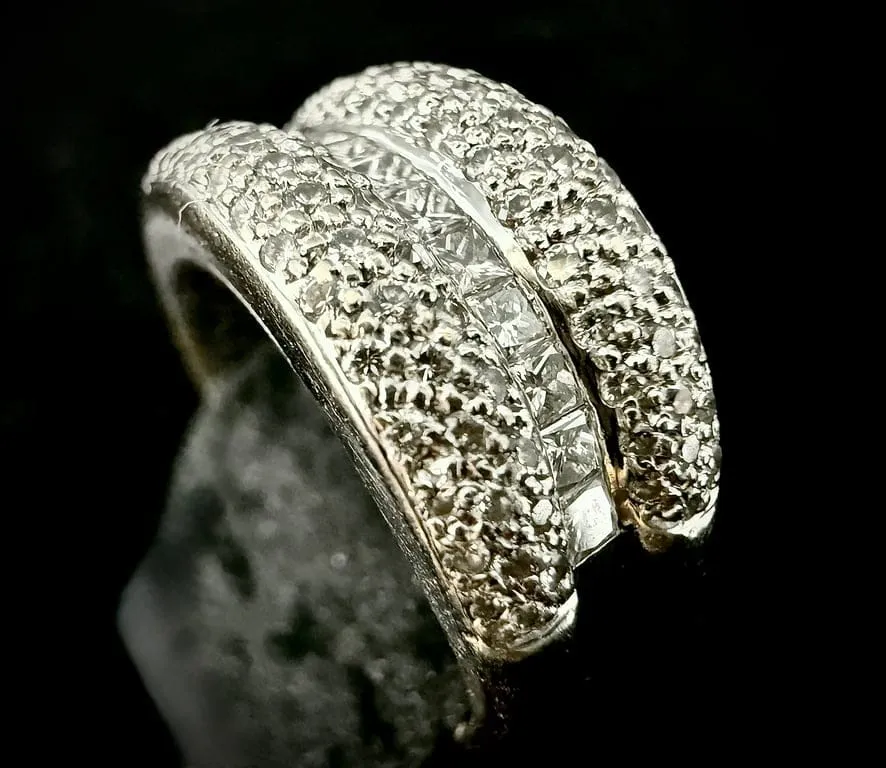 Пръстен от жълто и бяло злато 18 карата, инкрустиран с диаманти 2,40 ct