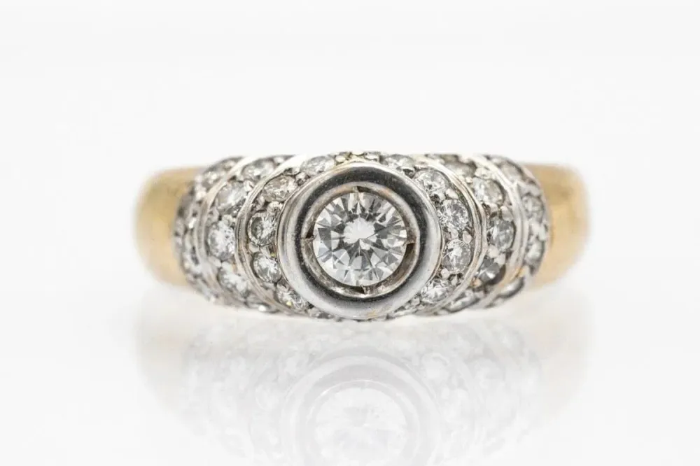 Винтидж златен пръстен с диаманти.