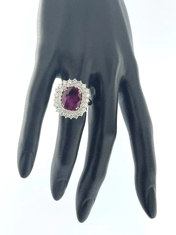 Коктейлен пръстен от бяло злато, диаманти и рубини 3.40cts IGI сертификат