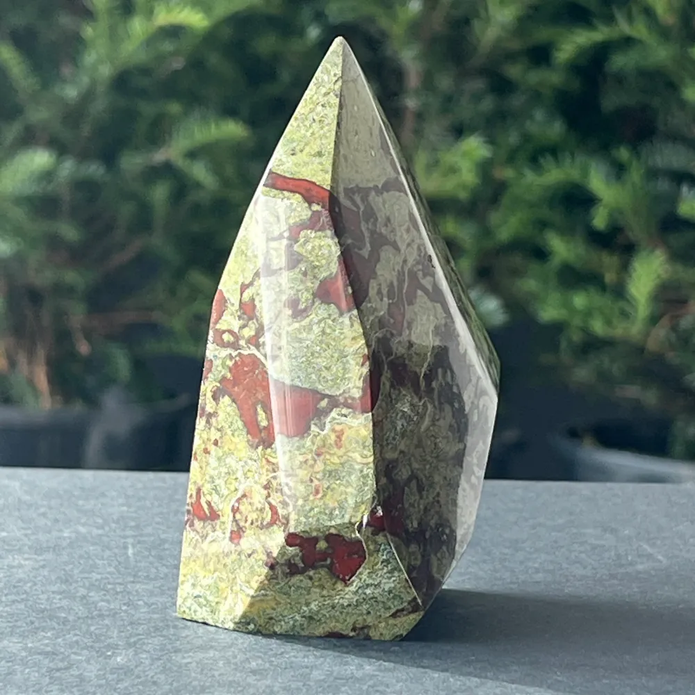 Камъкът кръвта на дракона (епидот & пиемонтит) генератор m7