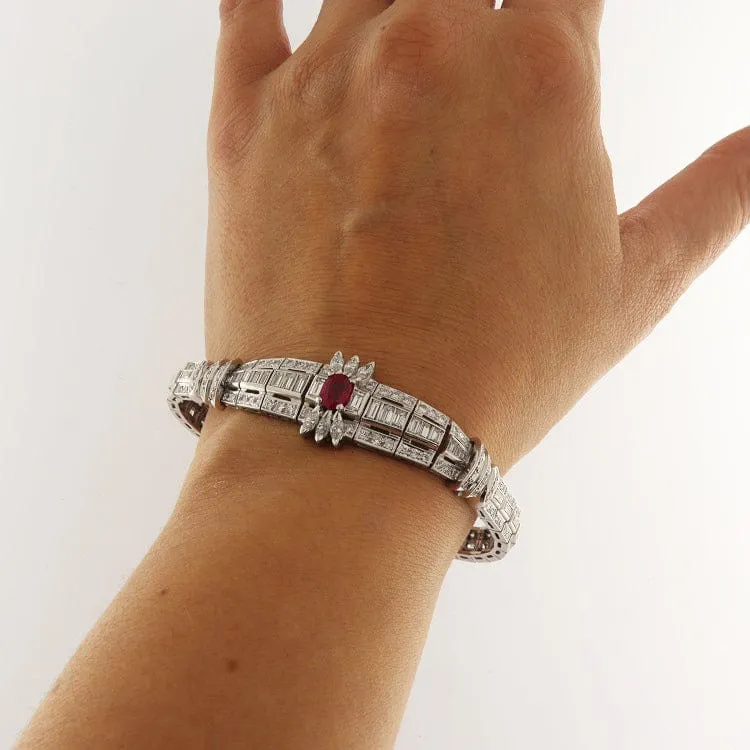 Гривна в Платина - Овален рубин и диаманти 4,22 ct
