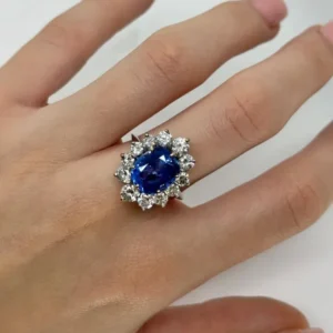 Пръстен Маргаритка от 18-каратово бяло злато, бирмански сапфир 5,58 ct и диаманти