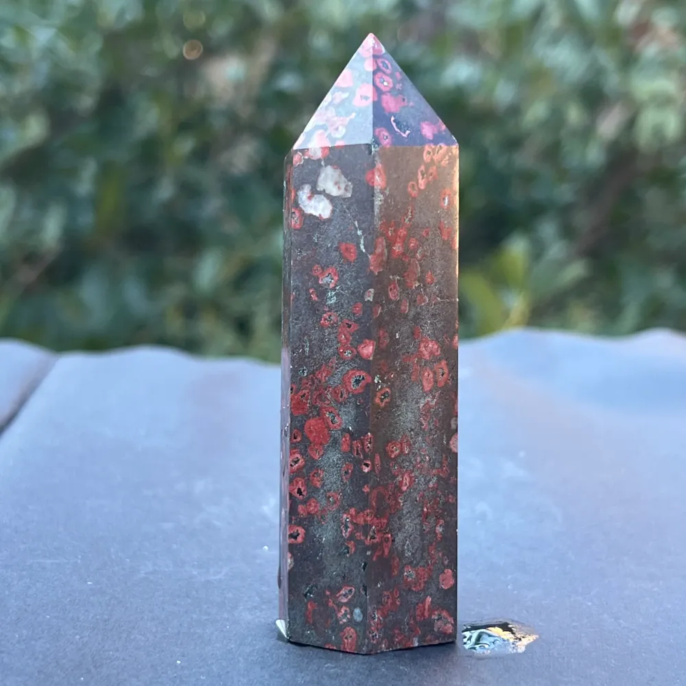 Сливов цвят яспис обелиск m1