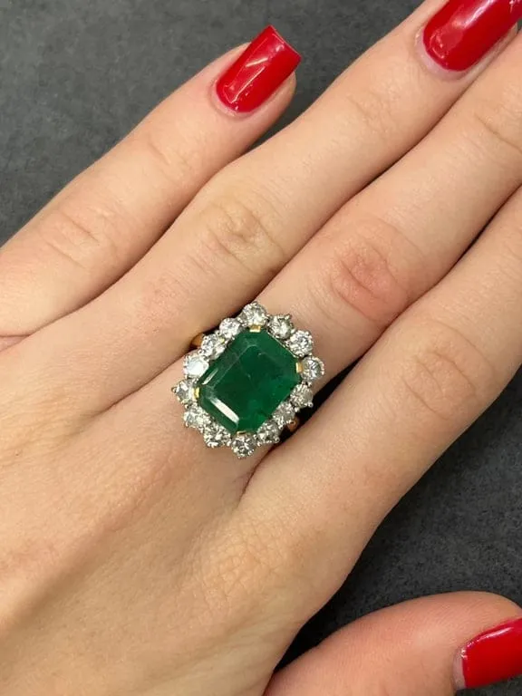 Пръстен от 6,80 ct изумрудено жълто злато