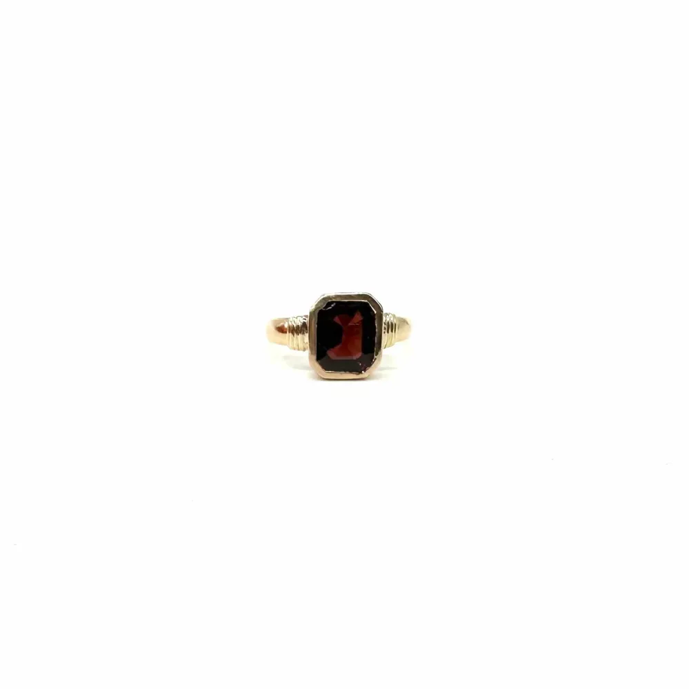 Пръстен от жълто злато 750 с правоъгълен гранат 2,35 ct