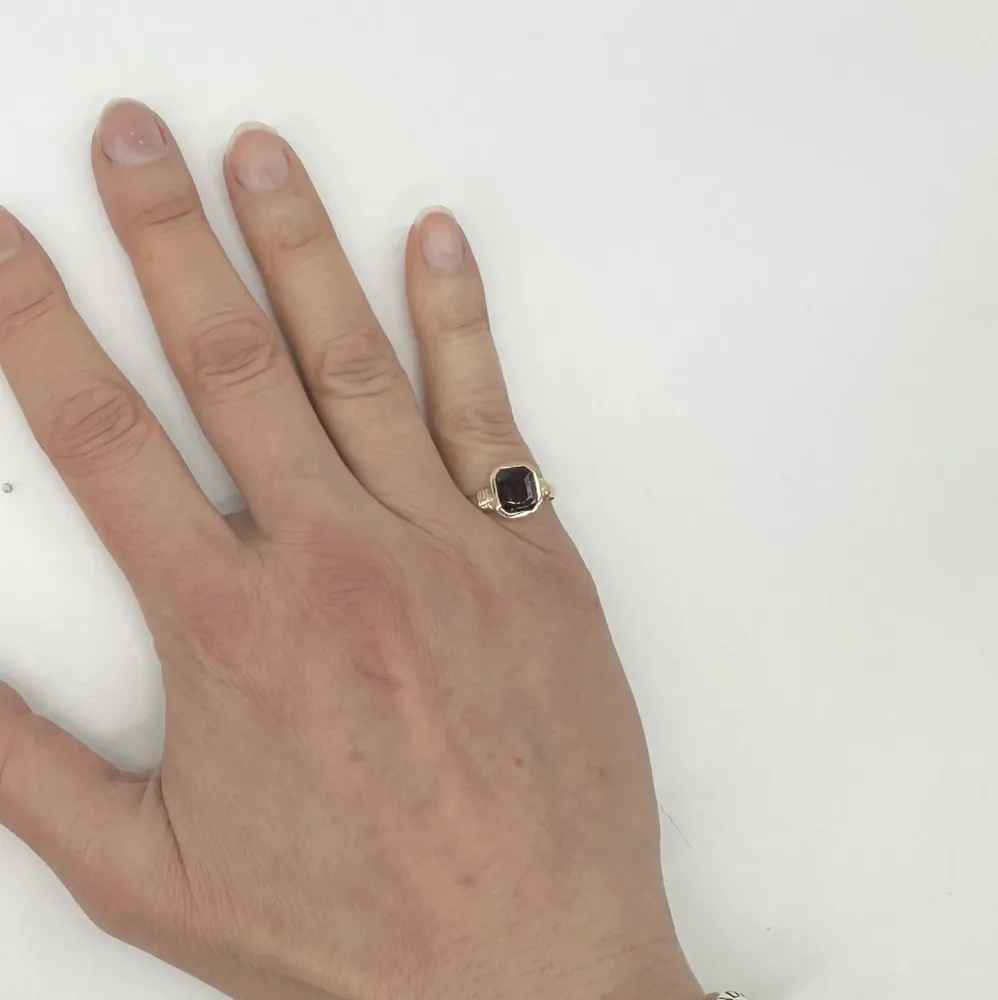 Пръстен от жълто злато 750 с правоъгълен гранат 2,35 ct