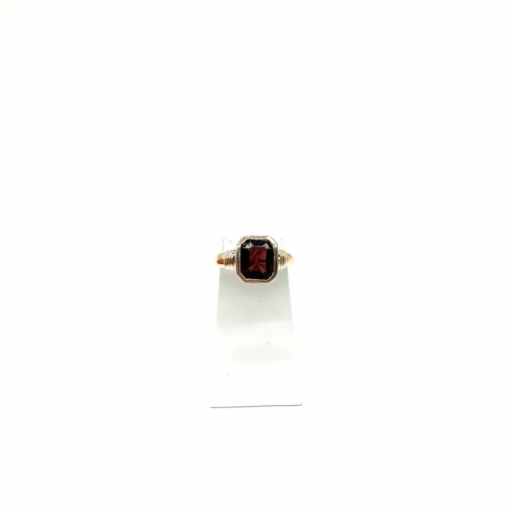 Пръстен от жълто злато 750 с правоъгълен гранат 2,35 ct