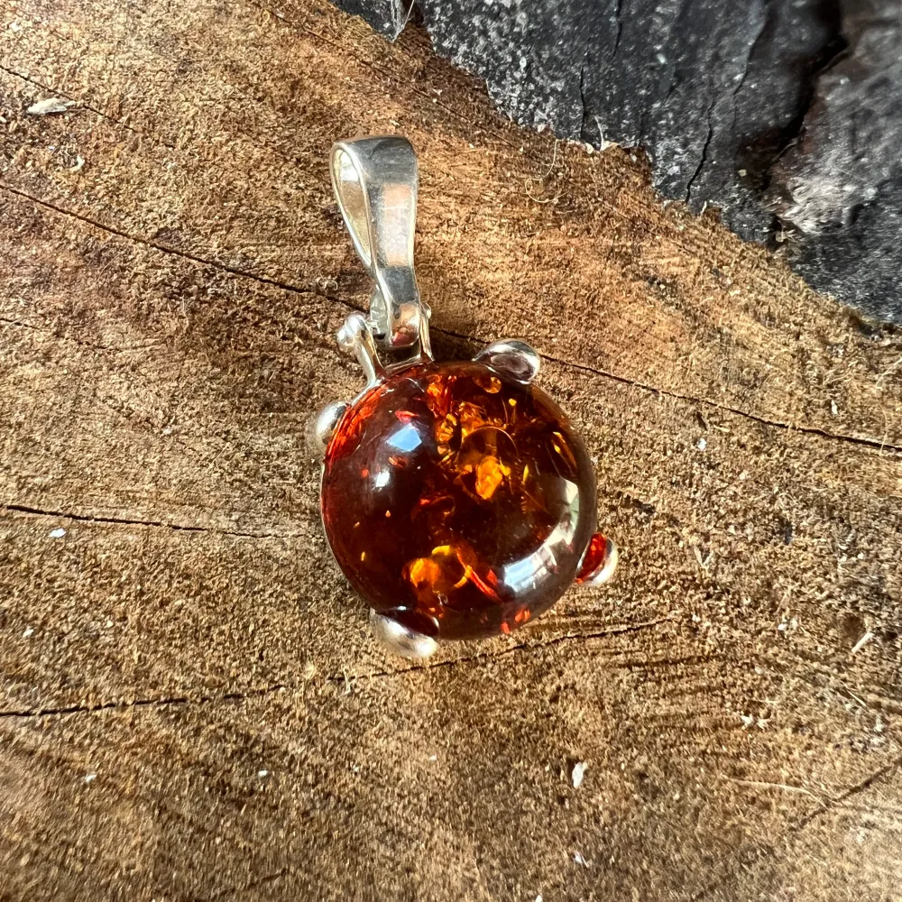 Сребърен медальон с кехлибар Amber25