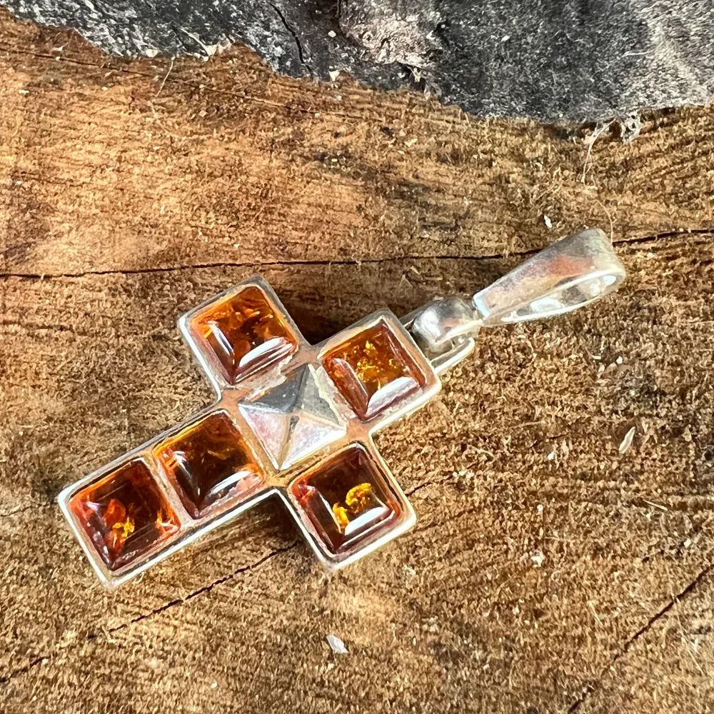 Сребърен медальон с кехлибар във форма на кръст Amber32