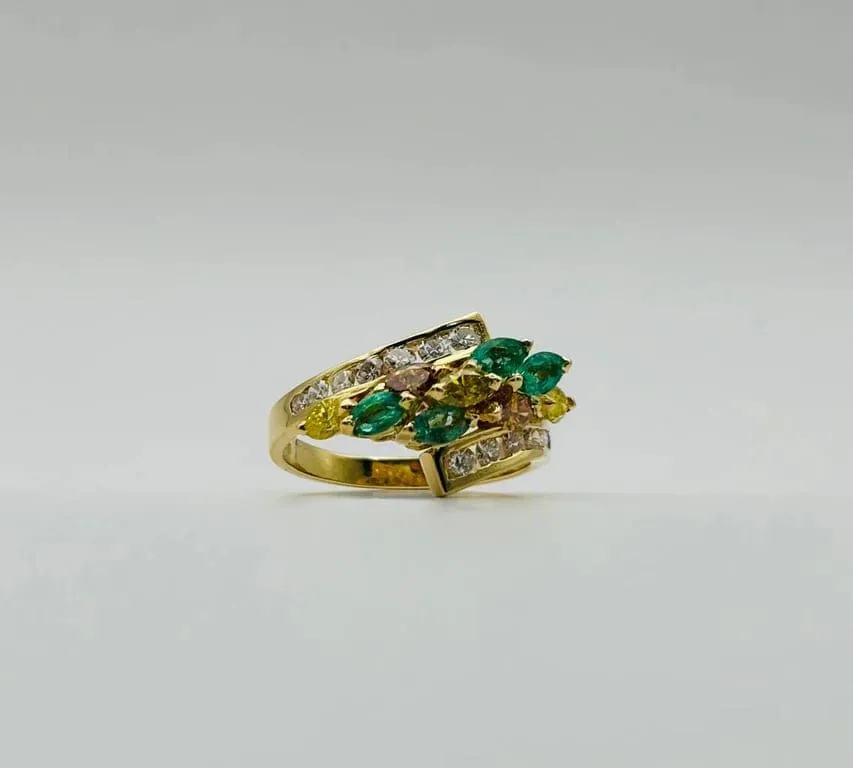 Anillo de oro amarillo con esmeraldas y diamondes fancy