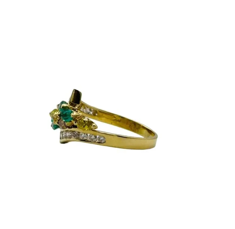 Anillo de oro amarillo con esmeraldas y diamondes fancy