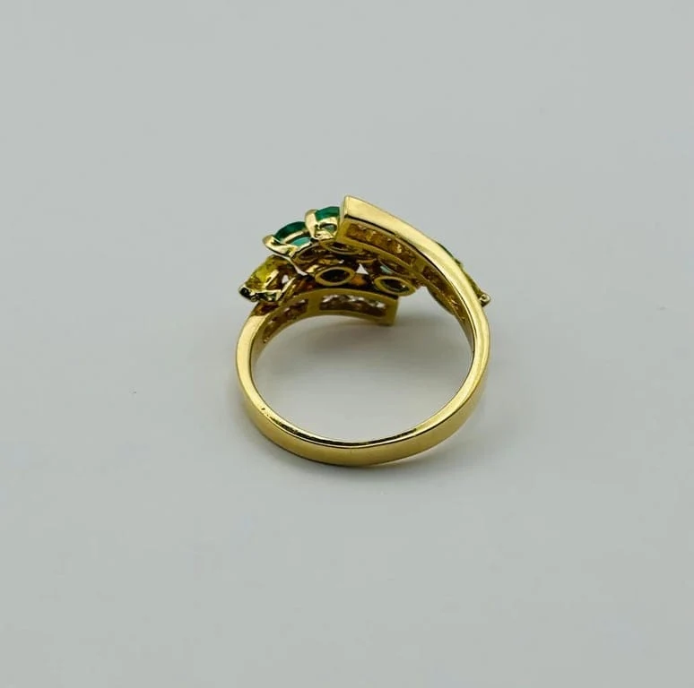 Anillo de oro amarillo con esmeraldas y diamondes fancy