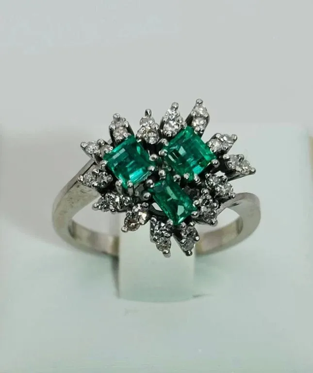 Anillo в Oro Blanco con Esmeraldas y Diamantes.