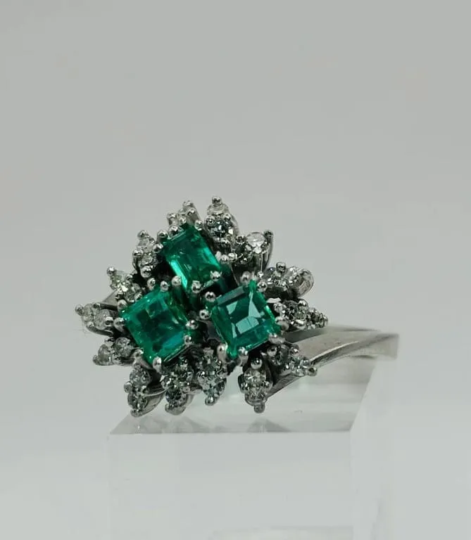 Anillo в Oro Blanco con Esmeraldas y Diamantes.