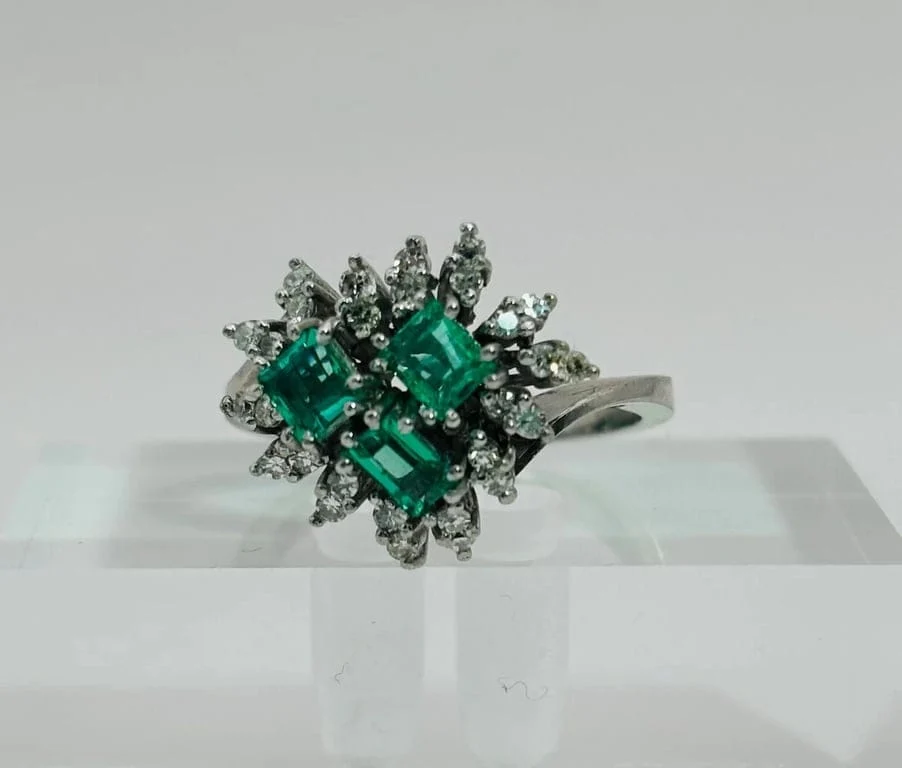 Anillo в Oro Blanco con Esmeraldas y Diamantes.