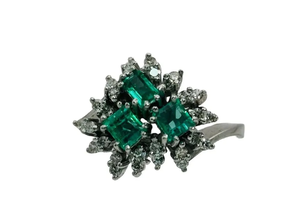 Anillo в Oro Blanco con Esmeraldas y Diamantes.