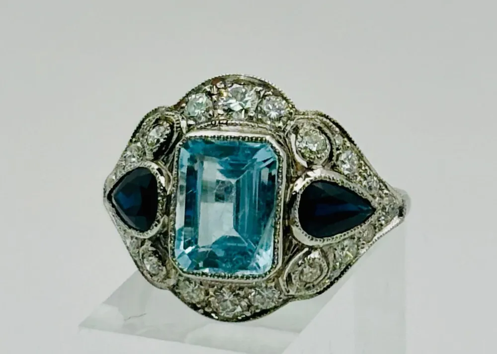 Пръстен Art Deco от Платина, украсен с аквамарини, сапфири и диаманти