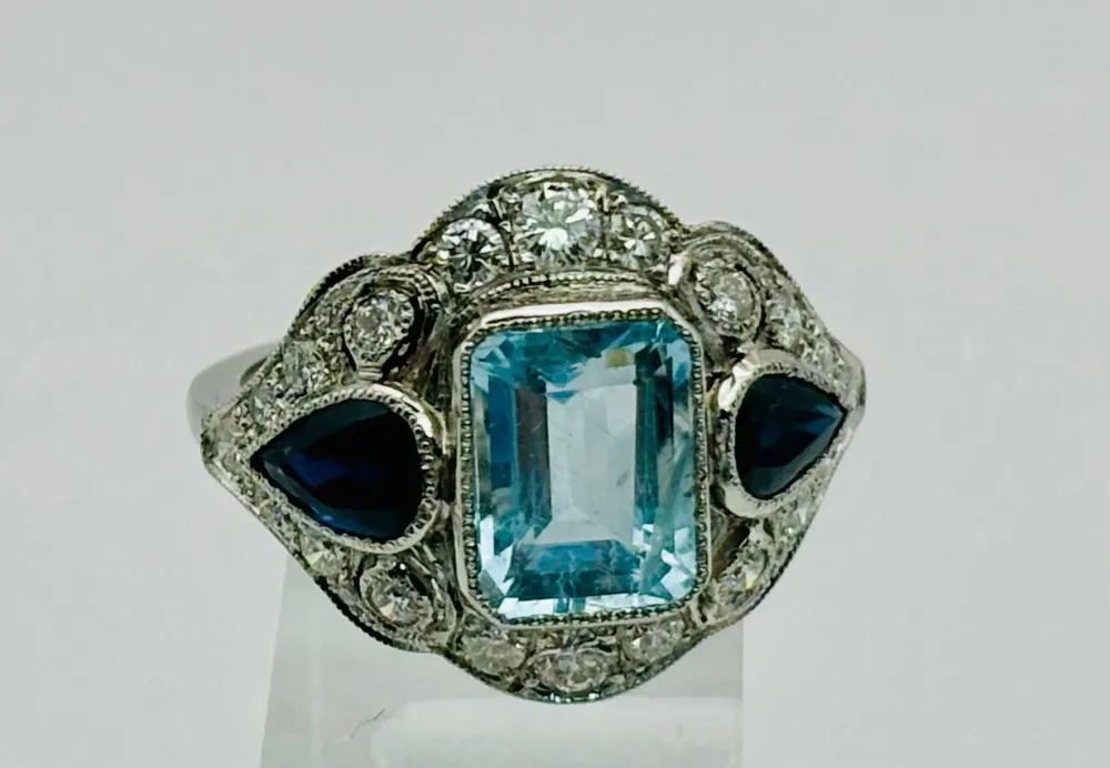Пръстен Art Deco от Платина, украсен с аквамарини, сапфири и диаманти