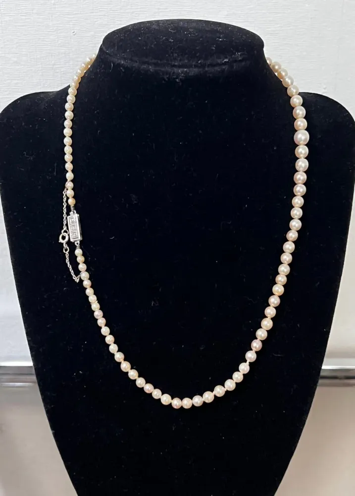 Колие Art Deco с низ от култивирани перли, закопчалка от 18K бяло злато и диаманти