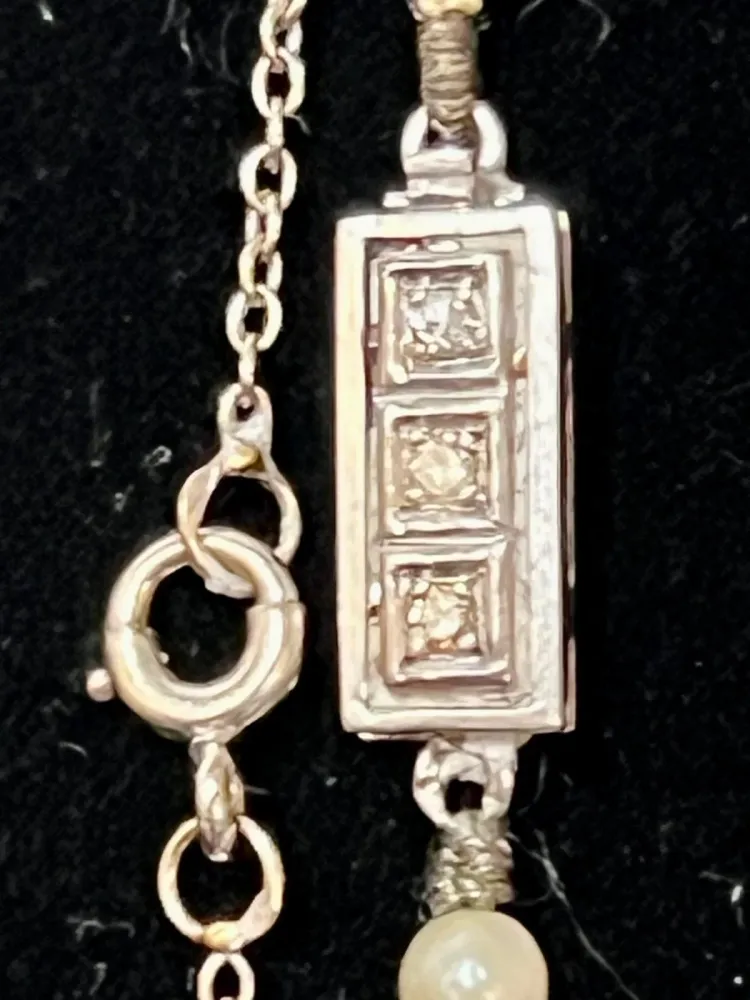 Колие Art Deco с низ от култивирани перли, закопчалка от 18K бяло злато и диаманти