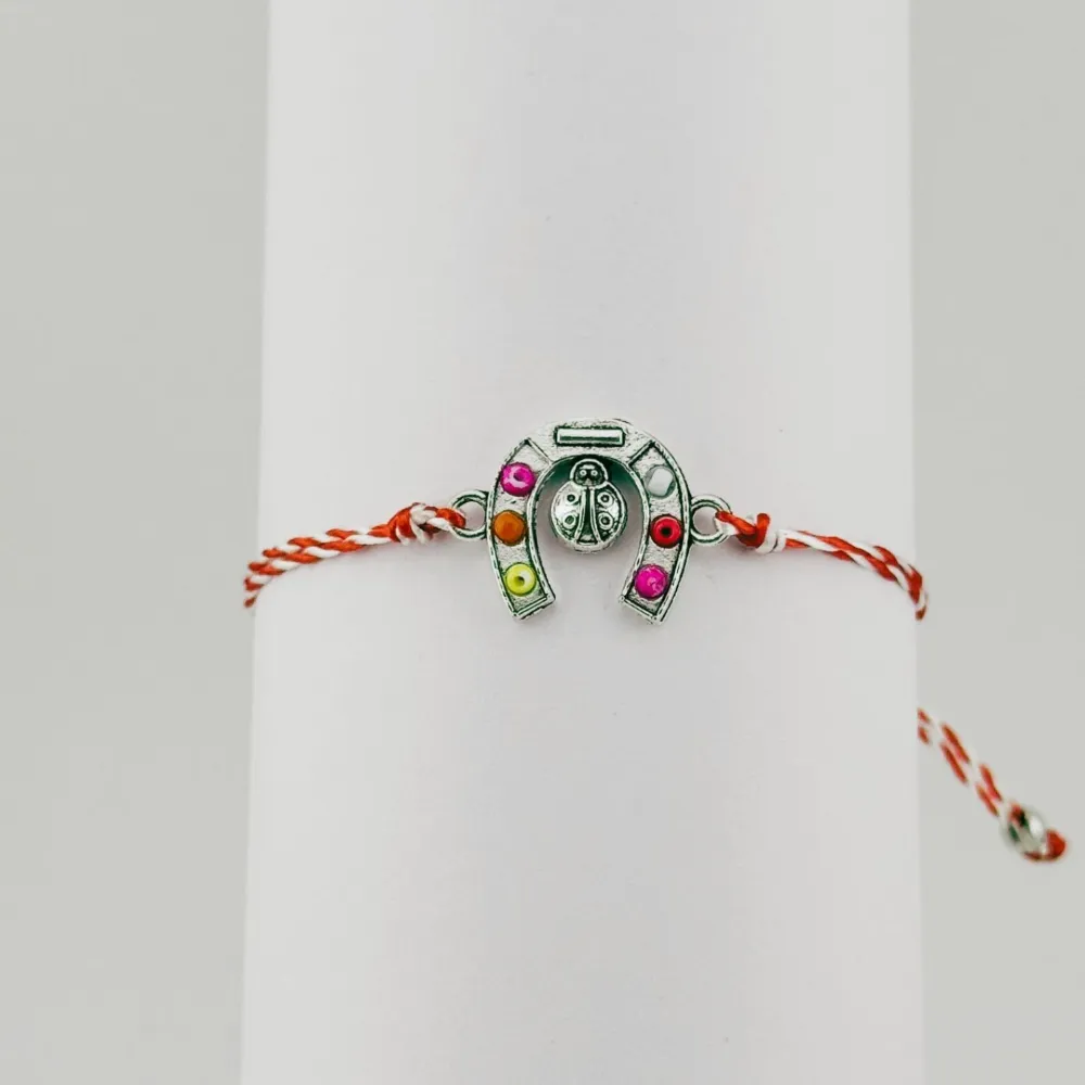Bratara Martisor pentru Dama, Jolie, Model Potcoava, Set 12 bucati, Pandativ Argintiu din Inox cu Snur Alb-Rosu Ajustabil