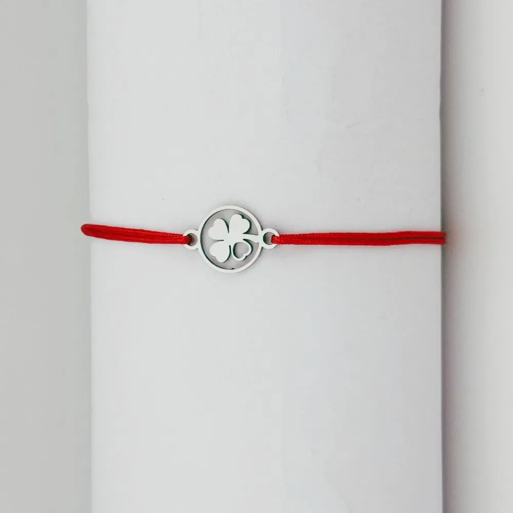 Bratara Martisor pentru Dama, Jolie, Model Trifoi cu Inima, Set 12 bucati, Pandativ Argintiu din Inox cu Snur Rosu Ajustabil