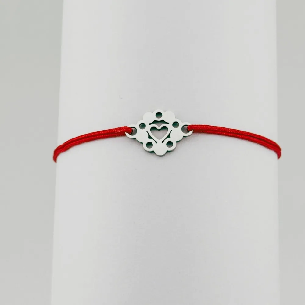 Bratara Martisor pentru Dama, Jolie, Model Inima Floare, Set 12 bucati, Pandativ Argintiu din Inox cu Snur Rosu Ajustabil