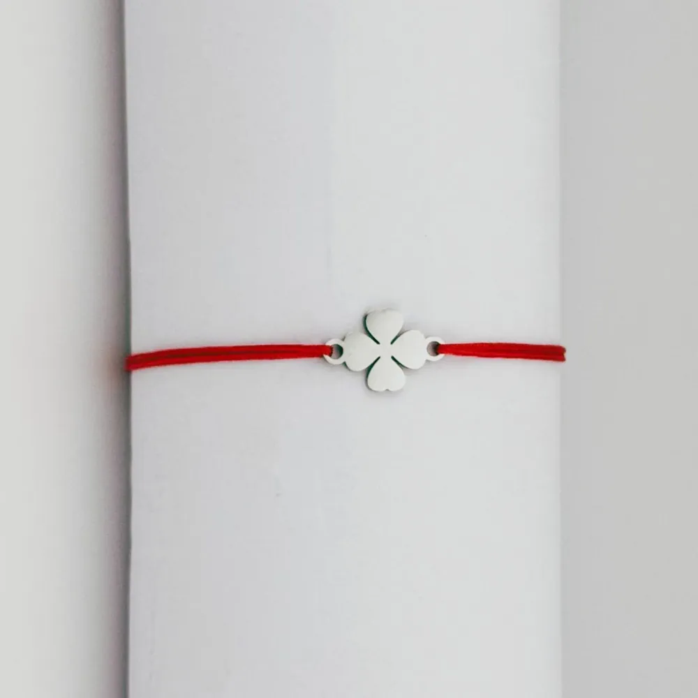 Bratara Martisor pentru Dama, Jolie, Model Trifoi cu 4 Foi, Set 12 bucati, Pandativ Argintiu din Inox cu Snur Rosu Ajustabil